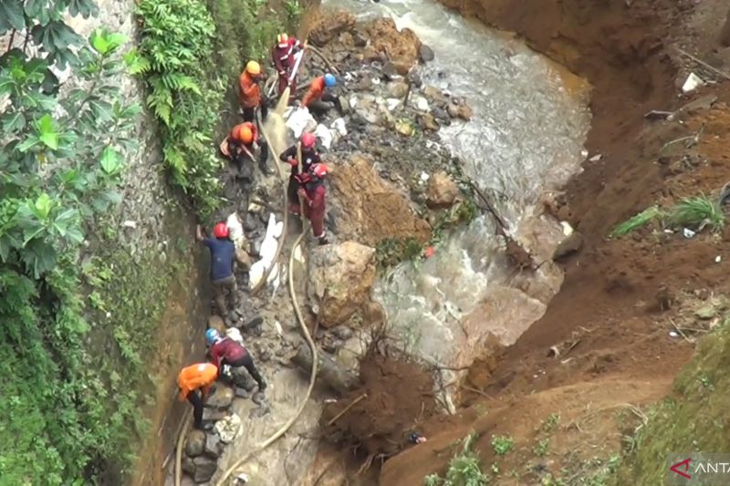 BPBD Kota Bogor mengevakuasi warga yang tertimbun longsor di Muarasari