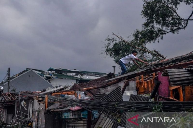 834 keluarga korban puting beliung Bandung dan Sumedang mengungsi