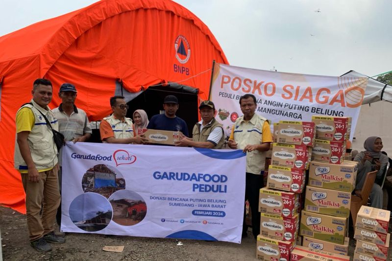 PT Garudafood berikan bantuan kepada korban angin puting beliung Sumedang