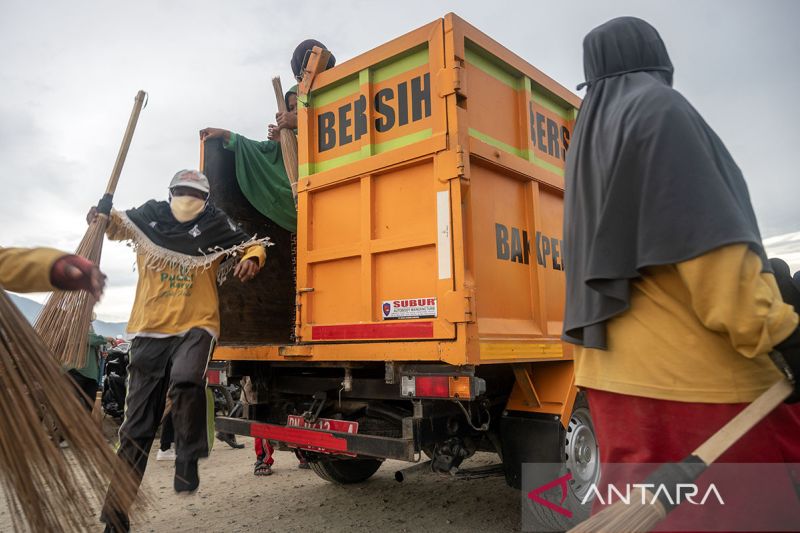 Aksi massal pungut sampah di Palu