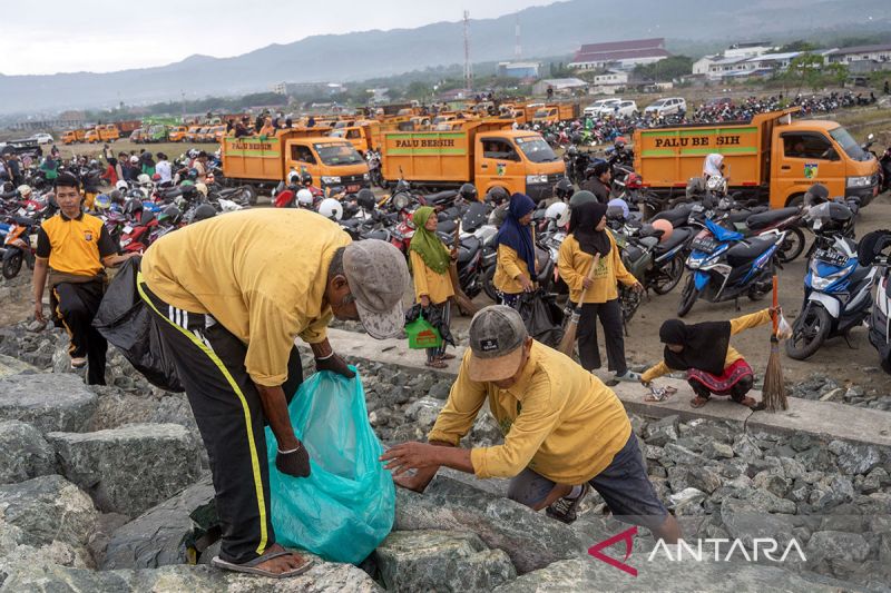 Aksi massal pungut sampah di Palu
