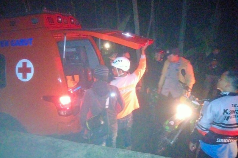 Tim SAR evakuasi pendaki yang tersambar petir di Gunung Cikuray Garut