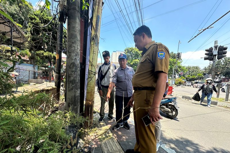 Kota Bandung gencar rapikan kabel semrawut di Jalan Peta-Kopo