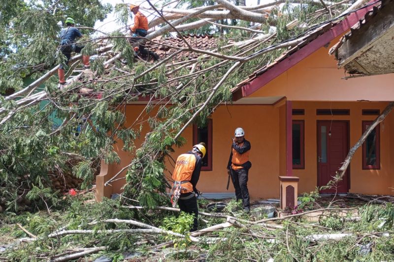157 rumah di Ciamis rusak akibat bencana angin puting beliung