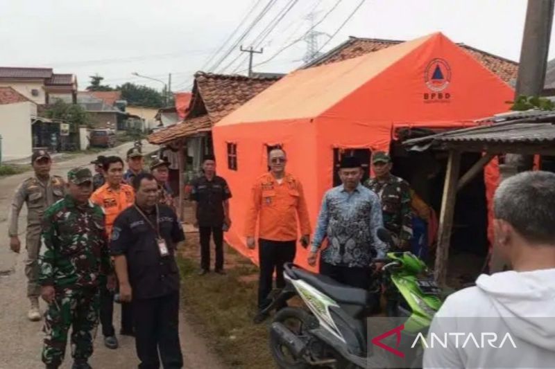 BPBD Kabupaten Bekasi dirikan tenda darurat di lokasi pergerakan tanah
