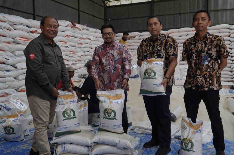 Bapanas cek persediaan dan penyaluran beras SPHP di gudang Bulog Cirebon