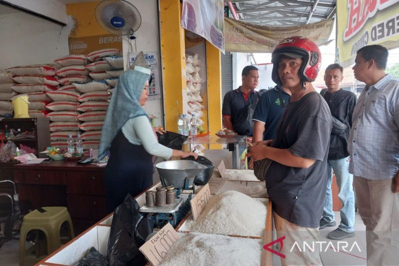 Disperdagin sebut harga beras di Cirebon berangsur turun