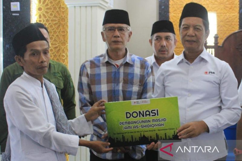 PMI DKI Jakarta serahkan bantuan masjid serta mushala di Cianjur