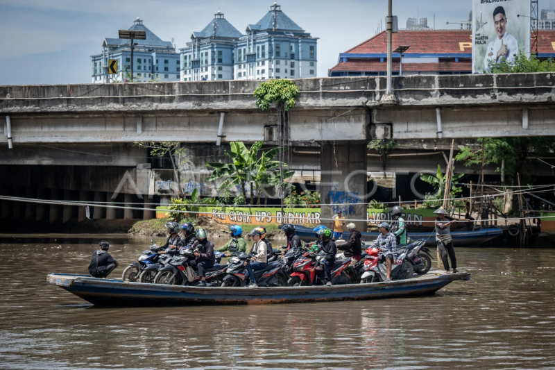 Jasa penyeberangan perahu eretan di Jakarta