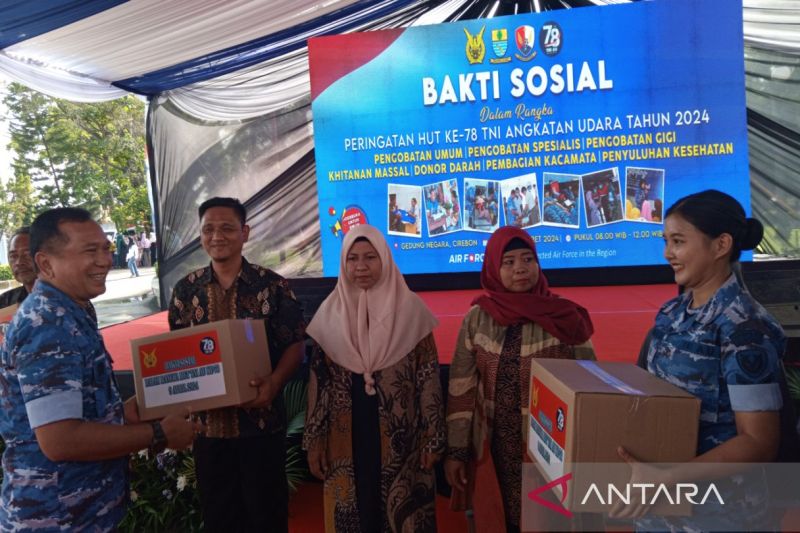 TNI AU bagikan 2.800 paket sembako untuk warga Kota Cirebon