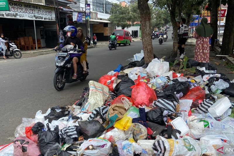 Sampah menumpuk di perkotaan Cianjur diangkut bertahap