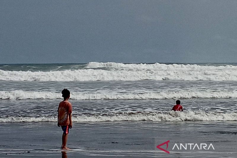 Waspadai potensi gelombang tinggi di laut selatan Jawa Barat hingga DIY