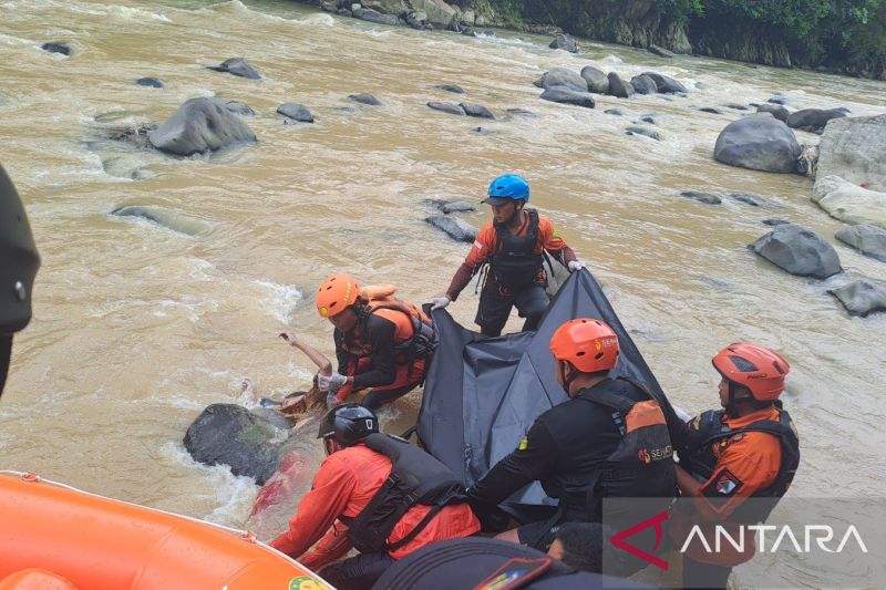 Jasad IRT terjun ke Sungai Cicatih Sukabumi ditemukan Tim SAR gabungan