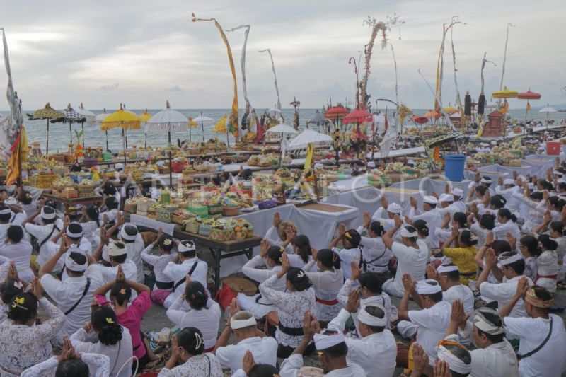 Upacara Melasti di Pantai Loang Baloq Mataram