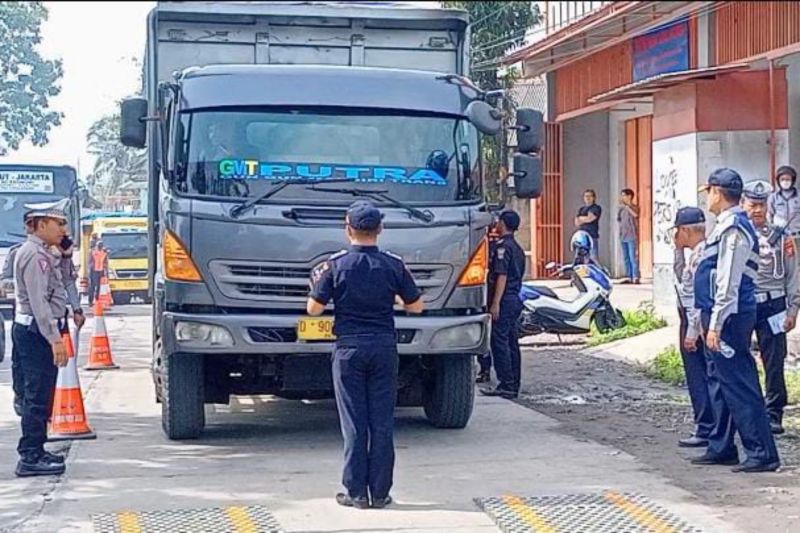 Polisi tertibkan truk barang yang bermuatan melebihi kapasitas di Garut