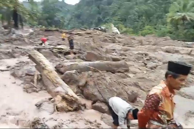 BPBD: Sepuluh Orang Tertimbun Longsor Di Pesisir Selatan - ANTARA News