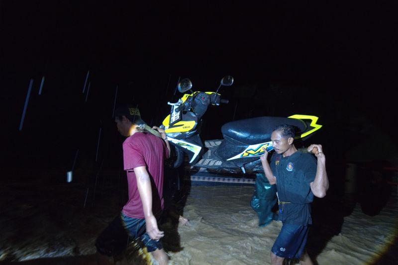 Banjir bandang di jalan trans sulawesi di Konawe
