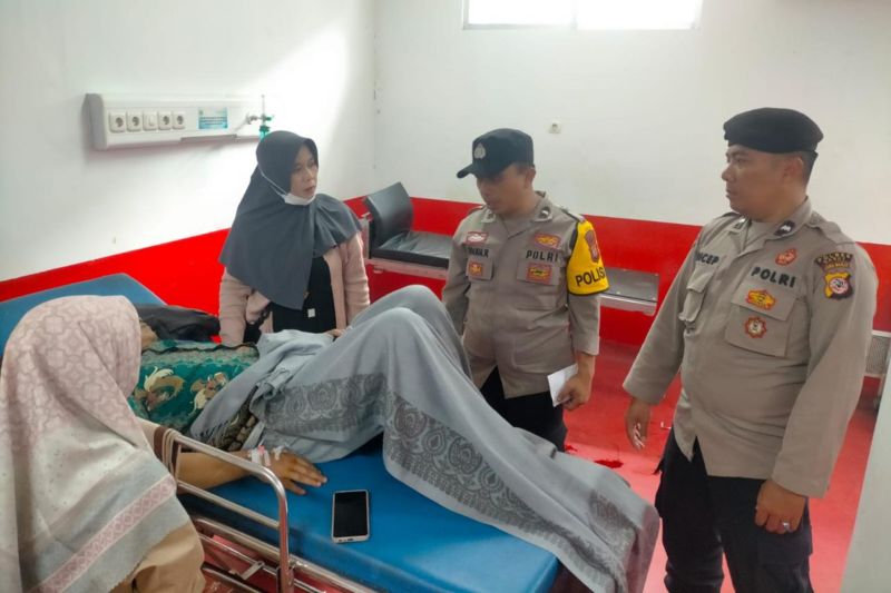 Polisi evakuasi 3 warga yang tertimpa pohon di Garut