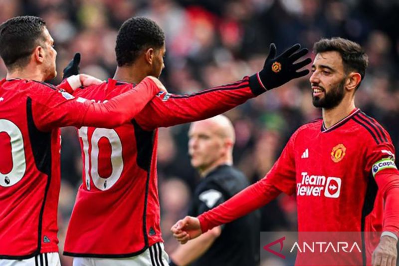 Bruno Fernandes protes kartu merah saat MU kalah dari Tottenham