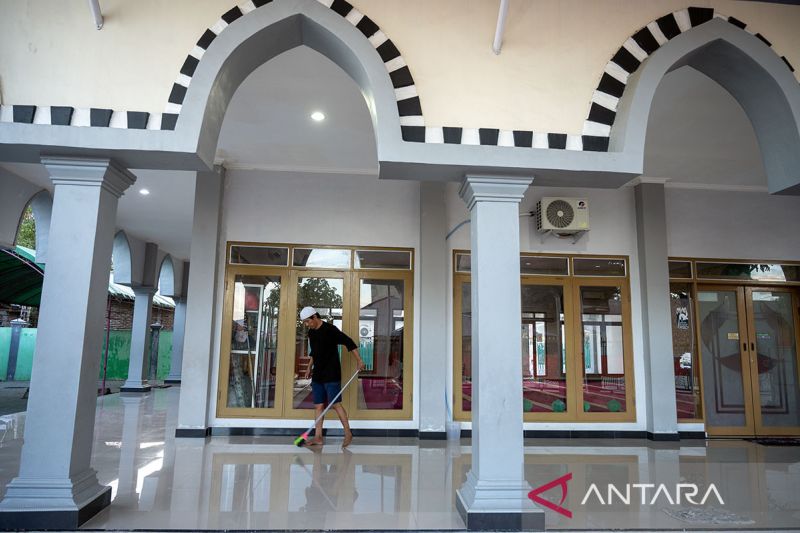 Bersih-bersih masjid sambut Ramadhan di Palu