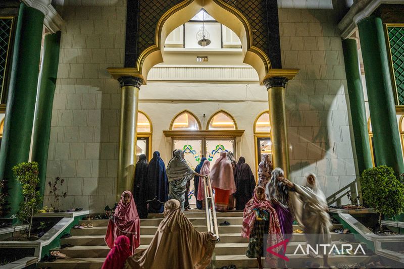 Shalat Tarawih pertama di Palu