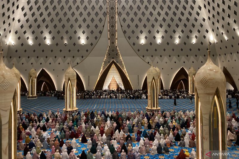 Warga diminta saling hormati saat berkunjung ke Masjid Al Jabbar