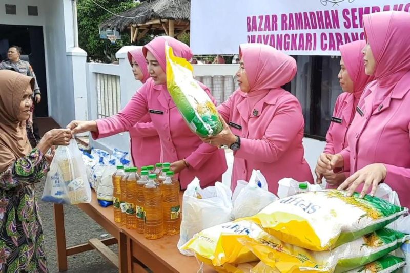 Bhayangkari Polres Tasikmalaya gelar pasar murah