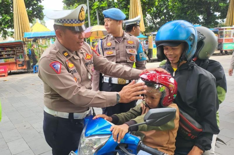 Polisi bagikan helm gratis untuk keselamatan pengendara di Kota Tasikmalaya
