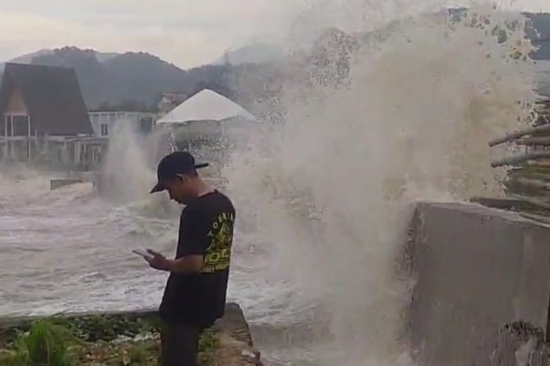 Gelombang tinggi rusak rumah da warung di pesisir selatan Sukabumi