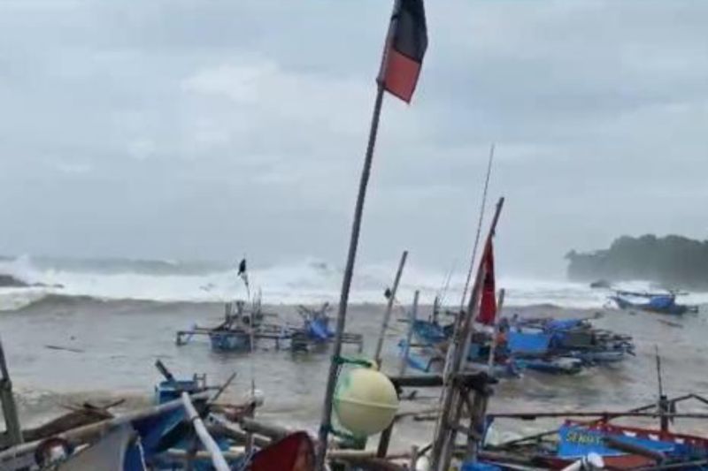 BPBD: Waspadai bahaya air laut pasang di pantai selatan Garut