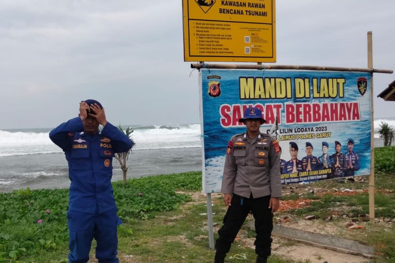 Polisi Garut larang nelayan melaut karena ombak sedang tinggi