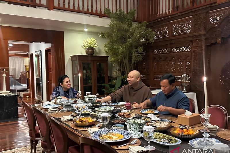 Prabowo membagikan momen makan malam bersama Didit dan Siti Hediati di IG