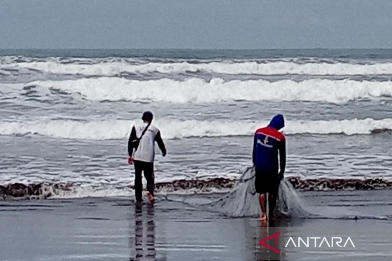 BMKG: Tinggi gelombang laut selatan Jabar-DIY enam meter