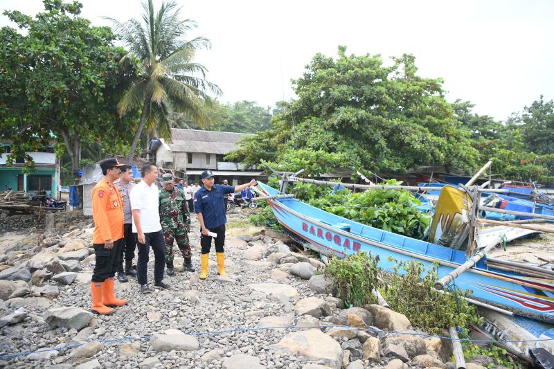 Pj Gubernur Jabar minta terus data kerusakan akibat gelombang tinggi di pesisir Selatan