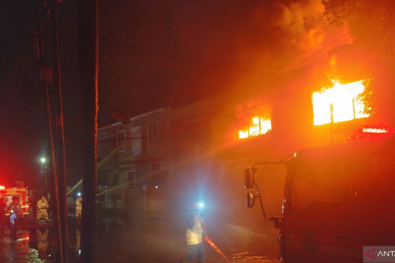 10 mobil damkar padamkan kebakaran toko busana di Karawang