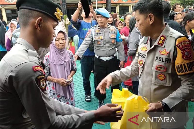 Polresta Cirebon menggelar bazar bantu warga dapatkan pangan murah