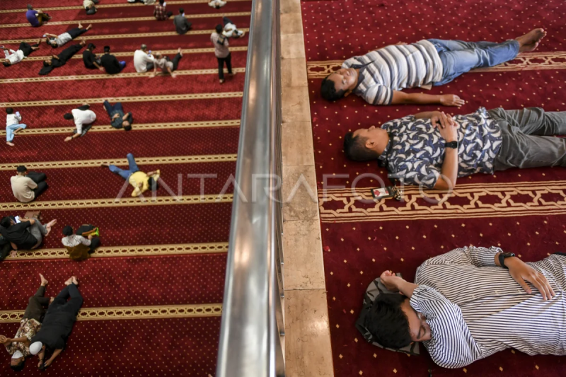 Beristirahat usai shalat Jumat di Istiqlal