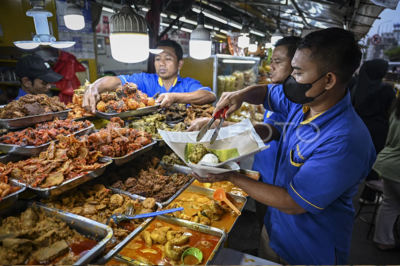 Keramaian pusat kuliner khas Sumatera Barat di kawasan Pasar Senen Jakarta