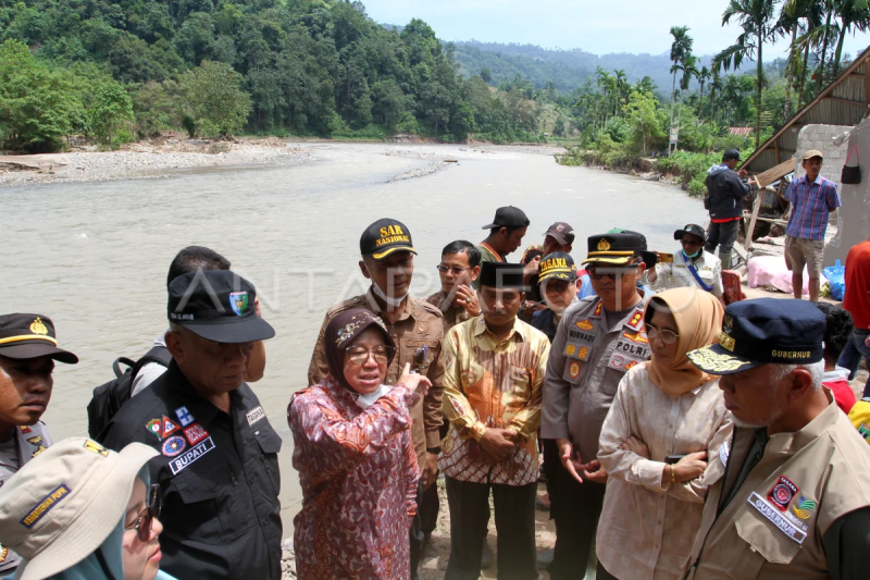 Mensos kunjungi korban banjir bandang di Pesisir Selatan