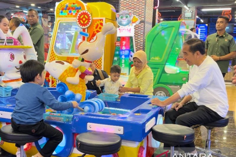 Presiden Jokowi mengajak 3 cucunya ke perbelanjaan Botani Square Mall Bogor