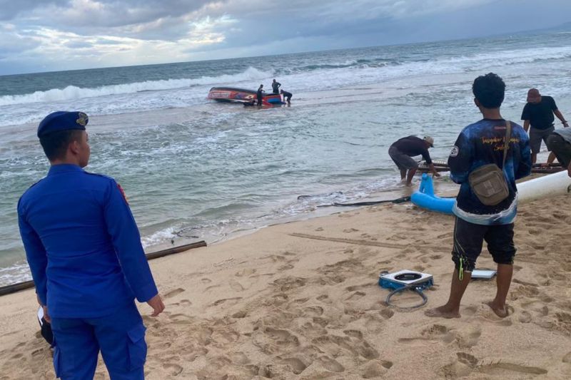Satpolairud mengevakuasi nelayan yang terdampar di Pantai Santolo Garut
