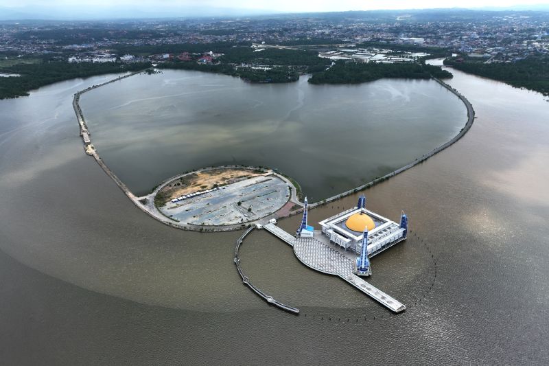 Masjid Al Alam di tengah teluk kendari