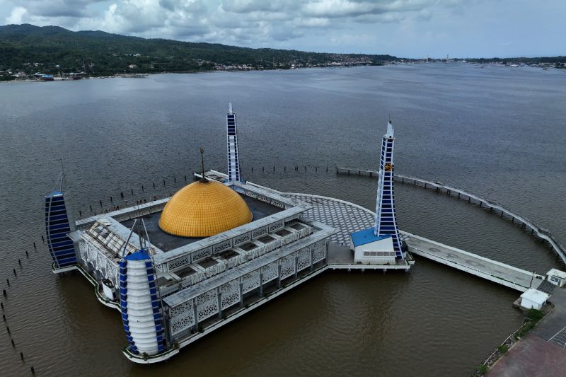 Masjid Al Alam di tengah teluk kendari