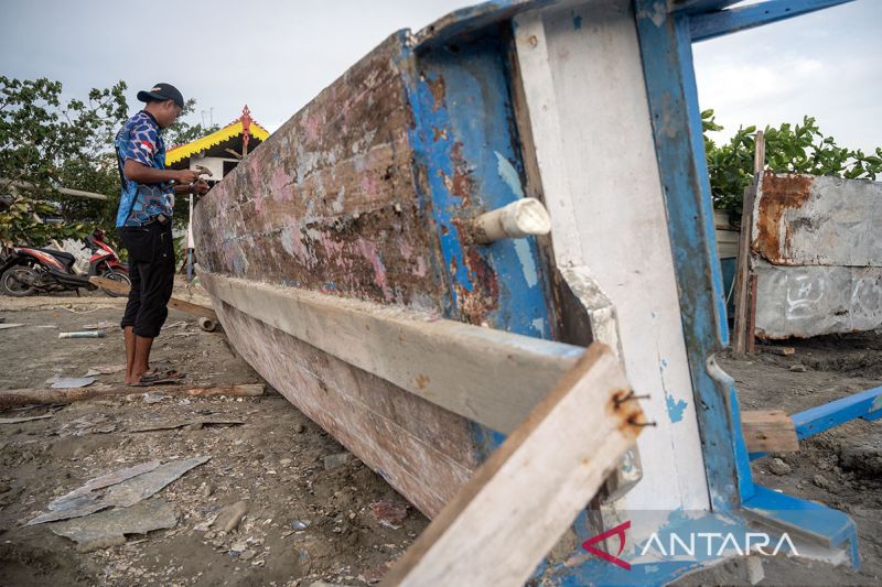 Jasa perbaikan perahu nelayan di Palu