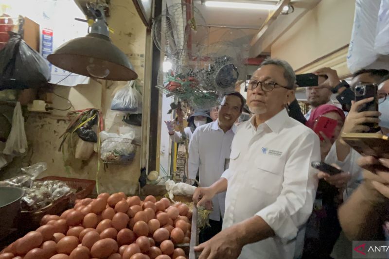 Zulhas mengecek harga sembako di Pasar Kebon Kembang Kota Bogor