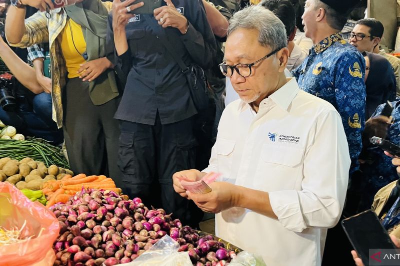 Mendag borong sembako untuk warga di Pasar Kebon Kembang Bogor