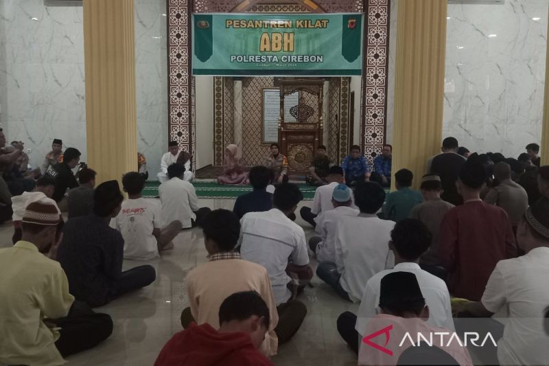 Polresta Cirebon bina remaja berhadapan dengan hukum dalam pesantren kilat