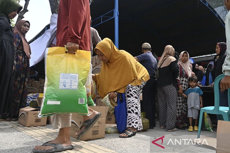 Pasar murah sembako di Palu