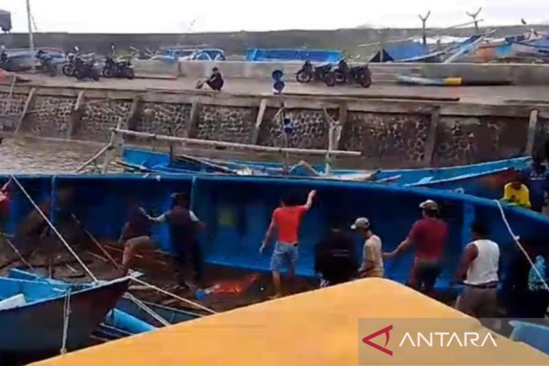 DPKHP Cianjur salurkan bantuan logistik untuk 150 nelayan tak dapat melaut