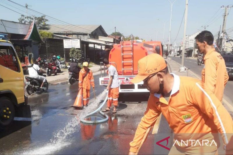 Pemkab Bekasi bersihkan jalan raya amankan jalur mudik